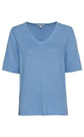 Hellblauer Leinen-Mix-Pullover mit V-Ausschnitt und kurzen Ärmeln, schlichte Passform, feine Strickstruktur, ohne Muster, ohne Verzierung, gerade geschnitten