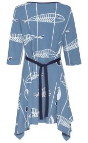 Blaues Baumwollkleid mit asymmetrischem Saum, weißen Fischmustern und dreiviertel langen Ärmeln, Taillengürtel in Dunkelblau, rundem Halsausschnitt, Rückansicht.