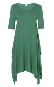 Viskose-Kleid in Grün mit halblangen Ärmeln, rundem Ausschnitt und asymmetrischem Zipfelsaum, leicht fließender Schnitt, weich fallendes Material, locker sitzend