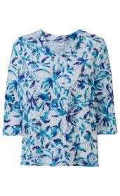 Baumwoll-Mix-Shirt mit V-Ausschnitt und 3/4-Ärmeln, weißer Grundfarbe mit blau-lila floralem Muster, strukturierter, leicht gewellter Stoff, lässiger Schnitt