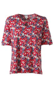 Baumwoll-Shirt in Rot mit kurzem Arm, Rundhalsausschnitt und kleinem Schlitz vorne, bedruckt mit blau-weißen und cremefarbenen Blütenmustern