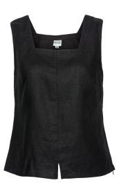 schwarzes Leinen-Top mit eckigem Ausschnitt, breiten Trägern und kleinem Schlitz an der vorderen Saumkante, gerade geschnitten, schlichtes Design, Vorderansicht auf weißem Hintergrund