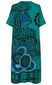 Viskose-Kaftan in Petrol mit schwarzen, blauen und türkisfarbenen abstrakten Mustern und grafischen Formen, kurze Ärmel, Rückenansicht, locker fallende Passform