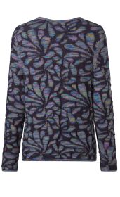 Baumwoll-Pullover Rückansicht, dunkelblauer Grundton mit abstraktem Muster in Blau-, Lila- und Gelbtönen, langärmlig, Rundhalsausschnitt, feine Strickstruktur, lockere Passform