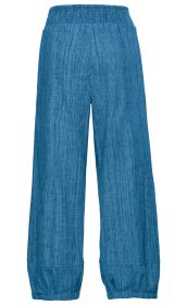 blaue Baumwoll-Hose mit weitem Bein und elastischem Bund, leichte Struktur im Material, Bündchen am Beinabschluss