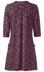 Baumwoll-Mix-Kleid in dunklem Violett mit weißen und schwarzen Punktmustern, Rückansicht, halblange Ärmel, zwei aufgesetzte Taschen seitlich, locker geschnitten, bis knapp über die Knie reichend