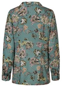Rückansicht einer langärmligen Modal-Bluse mit grünem Grundton und floralem Muster in rosa, beige, weiß, oliv und schwarz, mit Hemdkragen und Manschetten an den Ärmeln