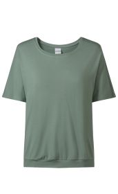 olivgrünes Viskose-Mix-Shirt mit kurzem Arm, weitem Rundhalsausschnitt und leicht elastischem Saum, Vorderansicht auf weißem Hintergrund