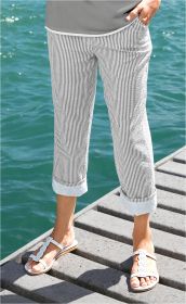 Baumwoll-Hose mit grauen und weißen vertikalen Streifen, aufgekrempeltem Saum mit weißem Innenfutter, getragen am Steg mit Wasser im Hintergrund, in Kombination mit weißen Sandalen und grauem Oberteil.