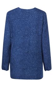 Rückansicht einer langärmligen Viskose-Bluse in dunkelblau mit hellblauem floralem Muster und Rundhalsausschnitt