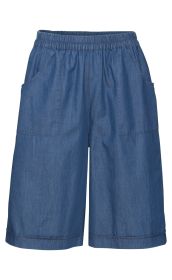 blaue Baumwoll-Hose mit elastischem Bund, zwei großen Fronttaschen und locker geschnittenen Beinen bis zur Mitte der Oberschenkel
