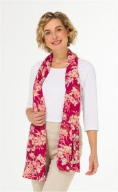 Frau mit kurzem blonden Haar trägt weißen 3/4-Arm-Shirt, beige Hose und pink-roten Viskose-Schal mit floralem Muster, hält Schal locker vor dem Körper, lächelt freundlich, vor hellem Hintergrund.
