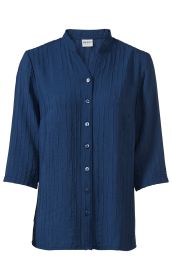Dunkelblaue Viskose-Mix-Bluse mit Stehkragen, halbtransparentem Streifenmuster, 3/4-Ärmeln und durchgehender Knopfleiste vorne.