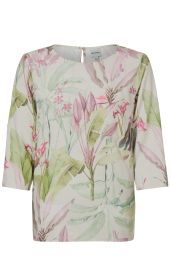 Viskose-Bluse mit dreiviertel Ärmeln, cremefarbenem Hintergrund und großem floralem Muster in pastellgrün, zartrosa und beige, runder Ausschnitt mit kleinem Schlitz und Knopfverschluss hinten.