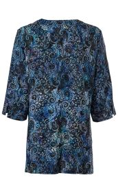 Rückansicht einer Viskose-Bluse mit dreiviertellangen Ärmeln, schwarzem Grund und blau-lila floralem Muster aus geschwungenen Linien und Punkten, durchgehende Länge bis Hüfte
