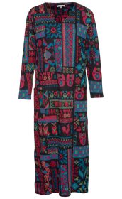 Baumwoll-Hauskleid mit langem Arm, V-Ausschnitt, zwei aufgesetzten Taschen vorne, schwarzgrundig mit buntem Ethno-Muster in Rot, Blau und Grün