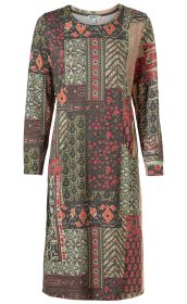 Bauwoll-Mix-Kleid mit langem Arm, rundem Ausschnitt, zwei seitlichen Eingrifftaschen, Patchwork-Muster in Rot, Beige, Dunkelgrau und Olivgrün, knieumspielende Länge, figurumspielender Schnitt.