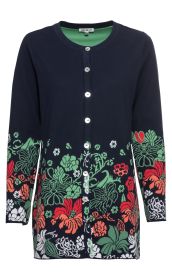 Baumwoll-Strickjacke in Dunkelblau mit Rundhalsausschnitt, durchgehender Knopfleiste und buntem Blumenmuster in Grün, Rot, Weiß und Orange auf Ärmeln und unterem Bereich.