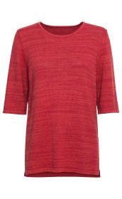 Roter Baumwoll-Pullover mit kurzen Ärmeln und Rundhalsausschnitt, feine Strickstruktur, leicht taillierte Passform, schlichtes Design ohne Muster oder Verzierungen, Vorderansicht auf weißem Hintergrund