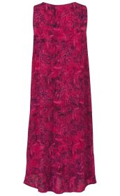 Ärmelloses Viskose-Kleid in Pink mit floralem Muster, knielang, locker geschnitten, Rundhalsausschnitt, leichte Falten am Saum, Rückansicht auf weißem Hintergrund