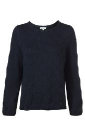 Dunkelblauer Baumwoll-Mix-Pullover mit Rundhalsausschnitt, langem Arm und Rautenmuster im Strick, leichter Struktur und geradem Schnitt.