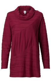 Damen Baumwoll-Shirt in Bordeauxrot mit langem Arm, asymmetrischem Strukturdesign und lockerem Rollkragen, leichte Falten und horizontale Stoffstreifen als dekoratives Muster, gerade geschnitten.