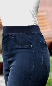 dunkelblaue Baumwoll-Hose mit elastischem Bund und Gesäßtasche, getragen mit weißem Oberteil, Nahaufnahme Hüftbereich