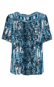 Blaue Viskose-Bluse mit kurzen Ärmeln, floralen und ornamentalem Muster in Dunkelblau auf weißem Hintergrund, Rundhalsausschnitt mit Spitze, lockere Passform
