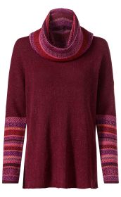 Alpaka-Pullover in Dunkelrot mit weitem Rollkragen und langen Ärmeln, Ärmelabschluss und Kragen mit buntem Norwegermuster in Violett-, Rot- und Orangetönen, weiche, warme Strickqualität