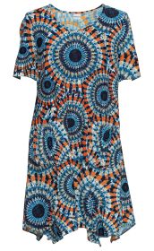 Viskose-Kleid mit kurzem Ärmel, Rundhalsausschnitt, blau-orange gemustert mit großen, kreisförmigen Mandala-ähnlichen Designs, zwei vorne aufgesetzte Taschen, locker fallender Schnitt