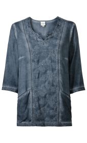 dunkelblaue Viskose-Bluse mit 3/4-Ärmeln, Rundhalsausschnitt mit kleinem V-Detail, floraler Stickerei auf der Vorderseite, seitlichen Eingrifftaschen und dekorativen Nahtdetails, weiche Textur