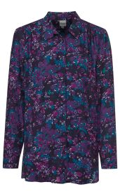 Viskose-Bluse mit langem Arm, Knopfleiste und klassischem Kragen, dunkelblau mit lila, rosa und türkis floralem Muster, leichte Falten an den Schultern, lockere Passform