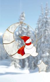 Weihnachtliche Fensterdekoration aus Glas mit einem Schneemann in roter Mütze und Schal, der auf einem halbmondförmigen Rahmen sitzt und einen Stern an einer Schnur hält, vor verschwommenem winterlichem Schneewaldhintergrund
