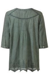 Rückansicht einer grünen Baumwoll-Bluse mit 3/4-Ärmeln, Knopf am Ärmelabschluss, Rückenpasse mit Ziernähten, Falten und besticktem, gewelltem Saum mit Lochmuster