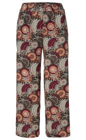 Viskose-Hose mit weitem Bein, elastischem Bund, buntes Muster in Rot-, Orange- und Beigetönen mit floralen und geometrischen Motiven