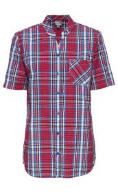 Baumwoll-Bluse mit kurzem Arm, Stehkragen, Knopfleiste und aufgesetzter Brusttasche, kariert in Rot, Blau, Weiß und Schwarz, leichte Strukturierung im Stoff, locker geschnitten