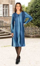 Frau trägt Viskose-Mix-Kleid in Blau mit vertikalen Farbverläufen, langärmlig, knielang, kombiniert mit schwarzen Strumpfhosen und schwarzen Stiefeletten, steht vor historischem Gebäude mit Garten und Treppe