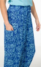 Blaue Viskose-Hose mit hellblauem floralem Muster, elastischem Bund und seitlicher Tasche, getragen von Person mit Hand in der Tasche und hellem Oberteil