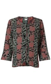 Baumwoll-Jacke mit 3/4-Ärmeln, rundem Halsausschnitt und drei schwarzen Knöpfen, gemustert mit roten und grauen Streifen sowie schwarzem Blumen- und Blätterdesign