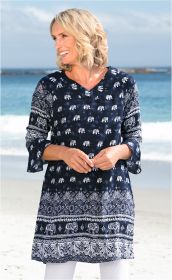 Frau am Strand trägt blaue Viskose-Tunika mit weißen Elefanten- und Paisley-Mustern, V-Ausschnitt, 3/4-Ärmel mit Volants, lächelnd, blonde lockige Haare, weiße Leggings