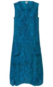 Ärmelloses Viskose-Kleid in Blau mit schwarzem, floralen Spiralmuster, rundem Ausschnitt und seitlichen Taschen, locker fallend, knieumspielend.
