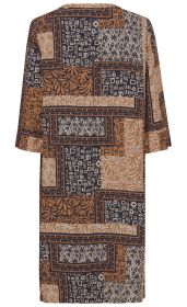 Rückenansicht eines Viskose-Kleids mit 3/4-Ärmeln, geometrischem Muster in Braun, Beige und Dunkelblau, bestehend aus verschiedenen Rechtecken mit abstrakten Motiven, floralen und quadratischen Elementen.