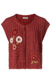 rote Alpaka-Weste mit Rundhalsausschnitt, durchgehender Knopfleiste mit fünf Knöpfen, linksseitig bestickt mit bunten Blumenmotiven in Weiß, Beige, Orange und Grün, feines Strickmuster, kurze Ärmel, gerader Saum