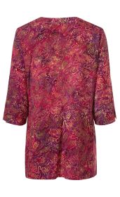 Rückansicht einer Viskose-Bluse mit 3/4-Ärmeln, mehrfarbiges Batikmuster in Rot-, Lila- und Orangetönen, lockere Passform, rundem Halsausschnitt.