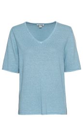 Leinen-Mix-Pullover in Hellblau mit V-Ausschnitt und kurzen Ärmeln, leichter Feinstrick, gerade Passform, Label am Kragen, schlichtes Design, ideal für warme Tage