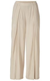 Beige Viskose-Hose mit weitem Bein, elastischem Bund, langen Seitenfalten und leichter, geschmeidiger Textur, ohne sichtbare Verschlüsse oder Taschen.