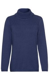 Blauer Baumwoll-Mix-Pullover mit hohem Rollkragen, langer Arm, feiner Strickstruktur, gerader Schnitt, Rippenstrick an Kragen, Schultern und Bündchen, schlicht ohne Muster oder Verzierungen.