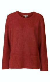Roter Alpaka-Pullover mit langem Arm, rundem Ausschnitt und zwei kleinen Eingrifftaschen vorne, grob gestrickt, gerade geschnitten, ohne Muster oder Verzierungen, schlicht und warm.