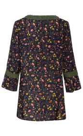 Damen Viskose-Bluse dunkelblau mit floralem Muster in Gelb, Rosa und Braun, 3/4-Ärmel mit grüner Spitzenborte an Ärmeln und Rundhalsausschnitt, lockere Passform