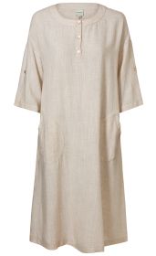 Ärmelloses Viskose-Mix-Kleid in Beige mit Rundhalsausschnitt, Knopfleiste mit drei Knöpfen vorne, halblangen Ärmeln mit Riemen und Knopf zur Fixierung, sowie zwei seitlichen Taschen.